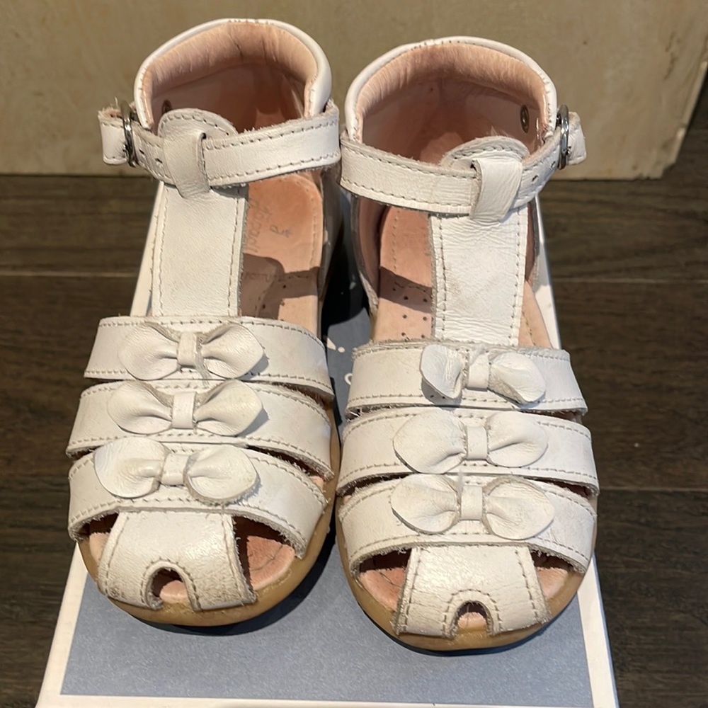 Toddler girl Jacadi white sandals.
